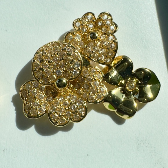 NWB Women’s KATE SPADE Precious Pansy floral gold pavé stud earrings - Picture 5 of 8